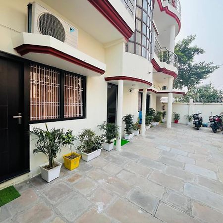 Log Inn Banaras Benares Buitenkant foto